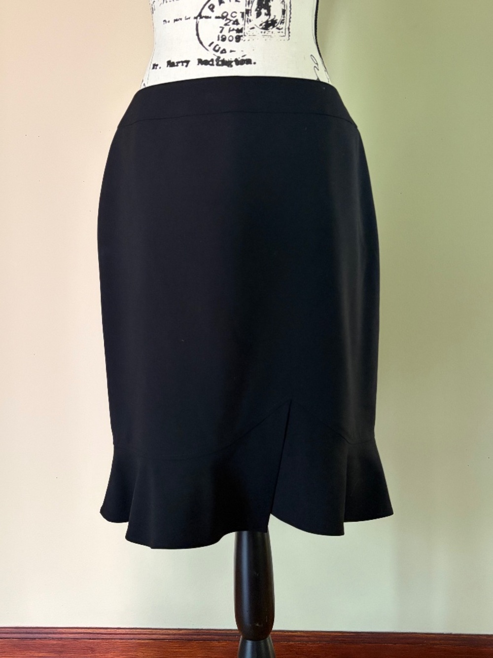 TAHARI ARTHUR S LEVINE KNEE LENGHT BLACK SKIRT SIZE 8